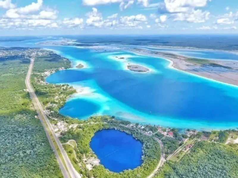 Excursão Bacalar Lagoa Cores - Vista aérea panorâmica da lagoa de sete cores e cenotes em Bacalar