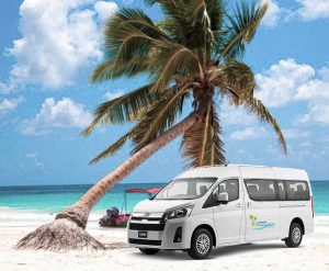 Transporte Privado México - Carrinha moderna estacionada numa praia tropical das Caraíbas