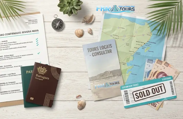 Mesa de madeira com elementos de viagem: à esquerda, um itinerário da FRM Tours confirmado e um passaporte português; à direita, um mapa da Riviera Maya, dinheiro mexicano e um bilhete de excursão com o carimbo 'SOLD OUT', simbolizando a importância de reservar antecipadamente para evitar falta de disponibilidade nas excursões no México
