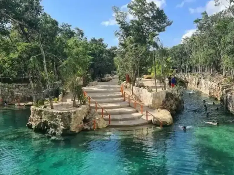 Excursão Casa Tortuga Cenotes - Plataforma de madeira e águas cristalinas de um cenote aberto em Casa Tortuga