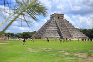 Chichén Itzá Espanhol Inglês - A grande pirâmide de Chichén Itzá sob um céu azul no México