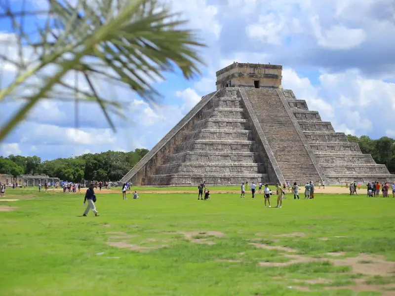 Chichén Itzá Espanhol Inglês - A grande pirâmide de Chichén Itzá sob um céu azul no México