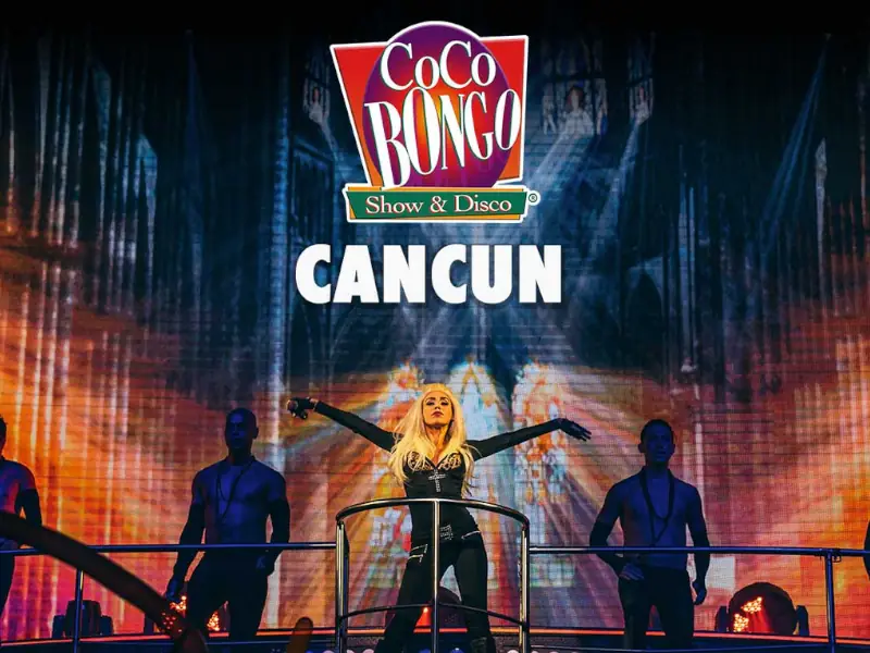 Coco Bongo Cancún Show - Artista feminina em palco com bailarinos e luzes de neón