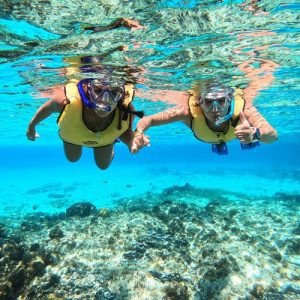 Excursão Cozumel Lancha - Duas turistas a fazer snorkel nas águas transparentes de Cozumel