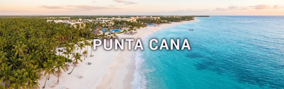 Férias em Punta Cana: Colagem com a famosa Praia Bávaro, veleiro desportivo, resort de luxo com piscinas e palmeiras na areia branca