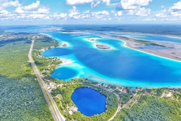Excursão Bacalar Lagoa Cores - Vista aérea panorâmica da lagoa de sete cores e cenotes em Bacalar