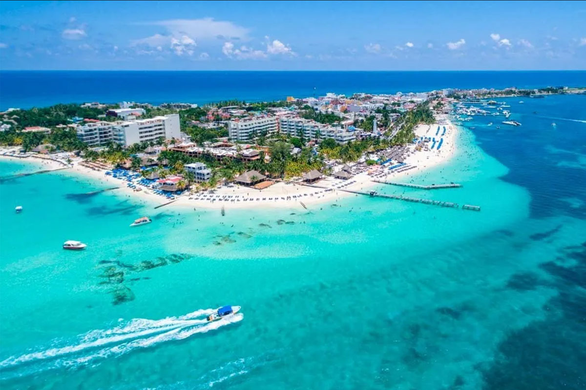 Excursão Isla Mujeres Catamaran - Vista aérea da Isla Mujeres e barcos no mar azul-turquesa