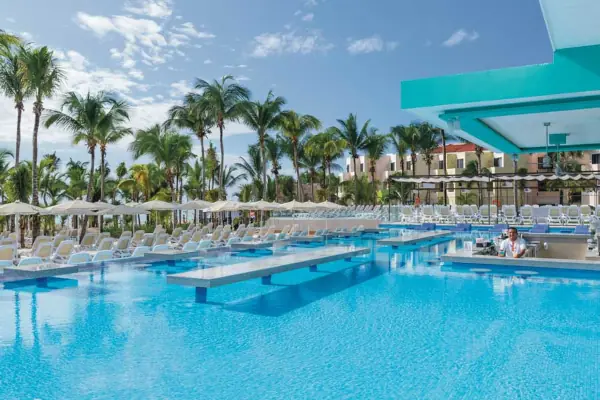 RPlayacar-header-006-swim-up-bar