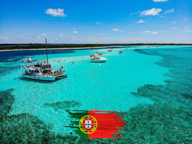 Excursão Cozumel El Cielo Premium em Português - Catamarãs ancorados nas águas turquesa de El Cielo no México