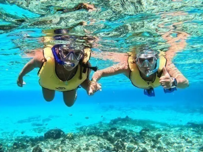 Excursão Cozumel Lancha - Duas turistas a fazer snorkel nas águas transparentes de Cozumel