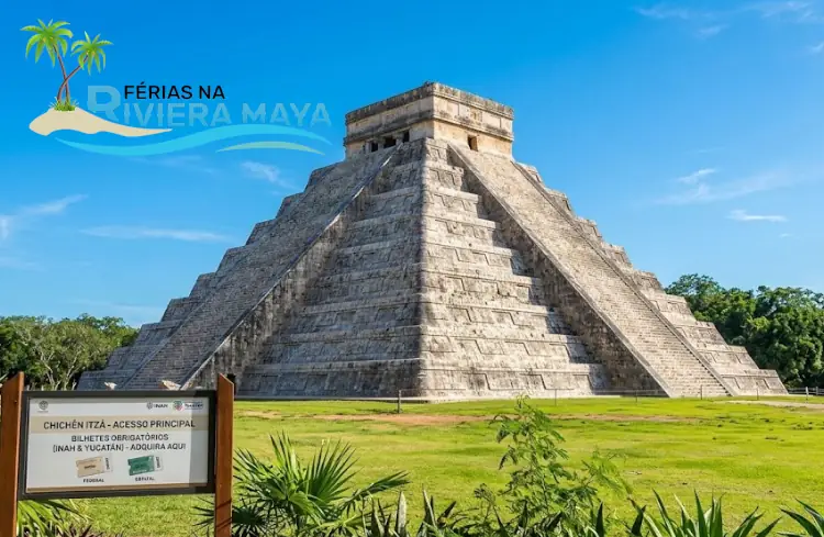 Pirâmide de Kukulkán em Chichén Itzá num dia de sol, com o logótipo da Férias na Riviera Maya e uma placa informativa sobre a obrigatoriedade dos bilhetes Federal e Estatal em primeiro plano