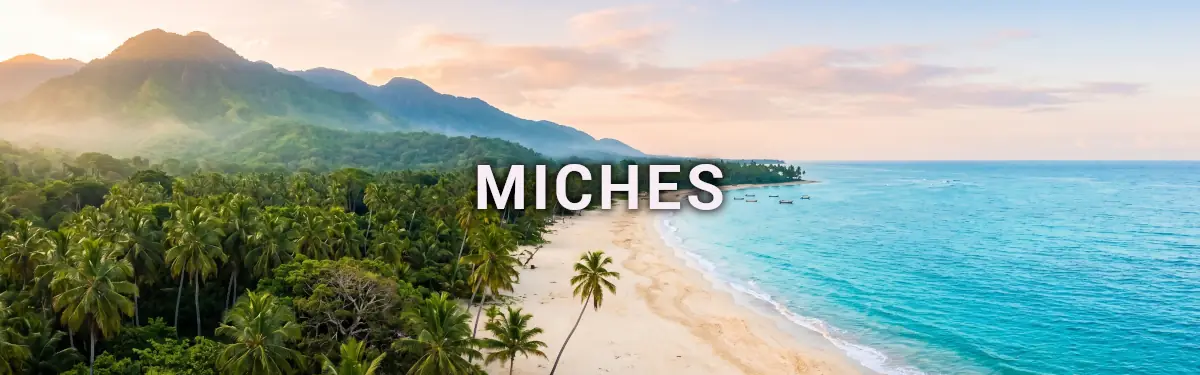 Férias em Miches: Colagem com a Playa Esmeralda virgem, floresta tropical, cais de madeira e vista aérea da costa verdejante