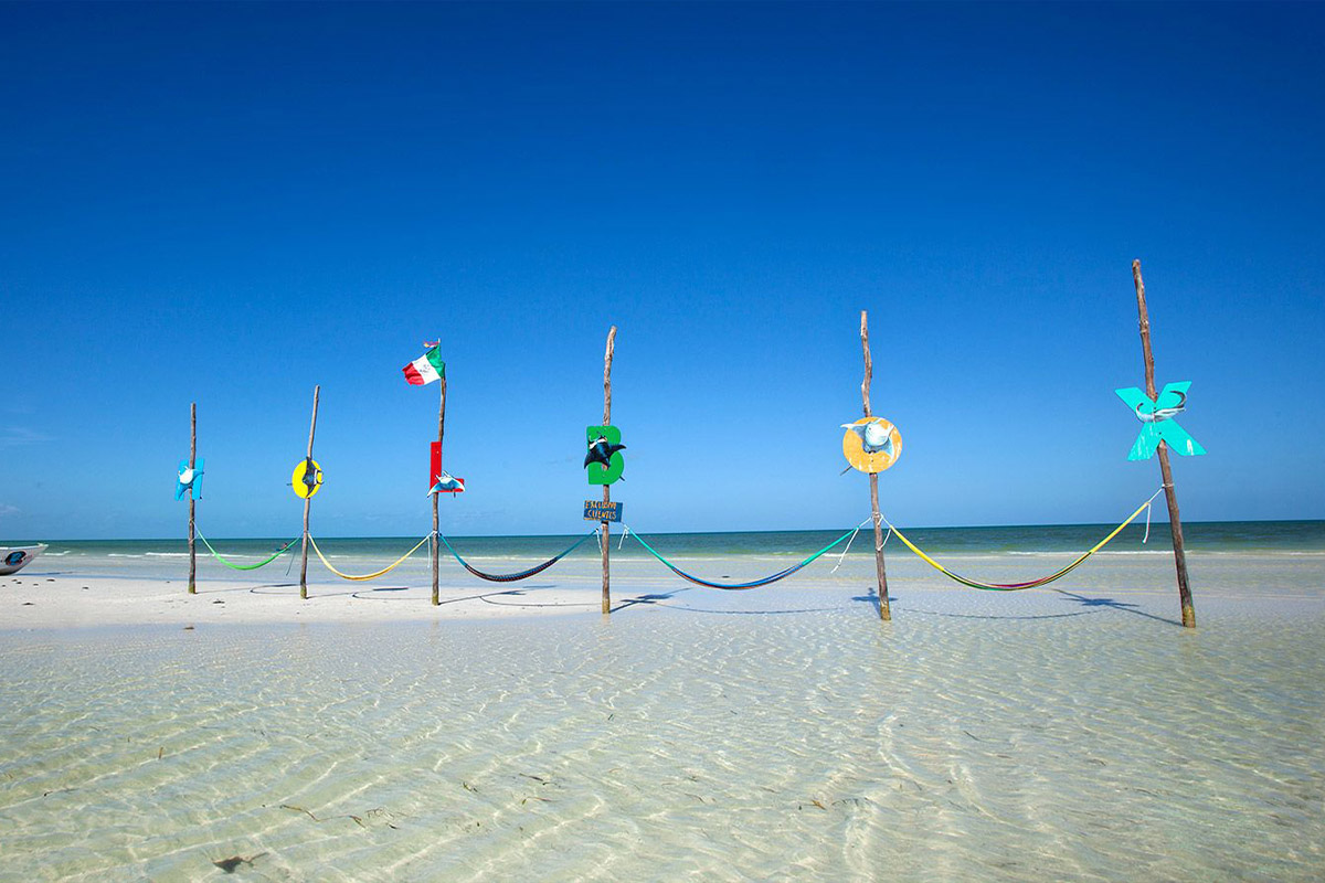 Excursão Holbox Paraíso Natural - Redes sobre a água turquesa e águas transparentes de Holbox