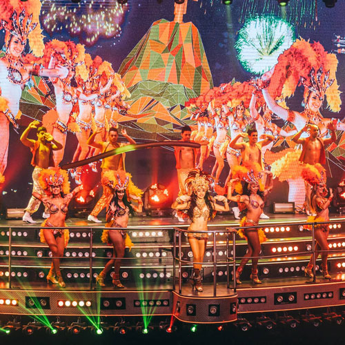 Samba O brasil está em casa! Prepara-te para vivenciar o famoso Carnaval do Rio de Janeiro enquanto danças amba com os bailarinos que transmitem a legria e um clima fantástico da famosa festa brasileira.